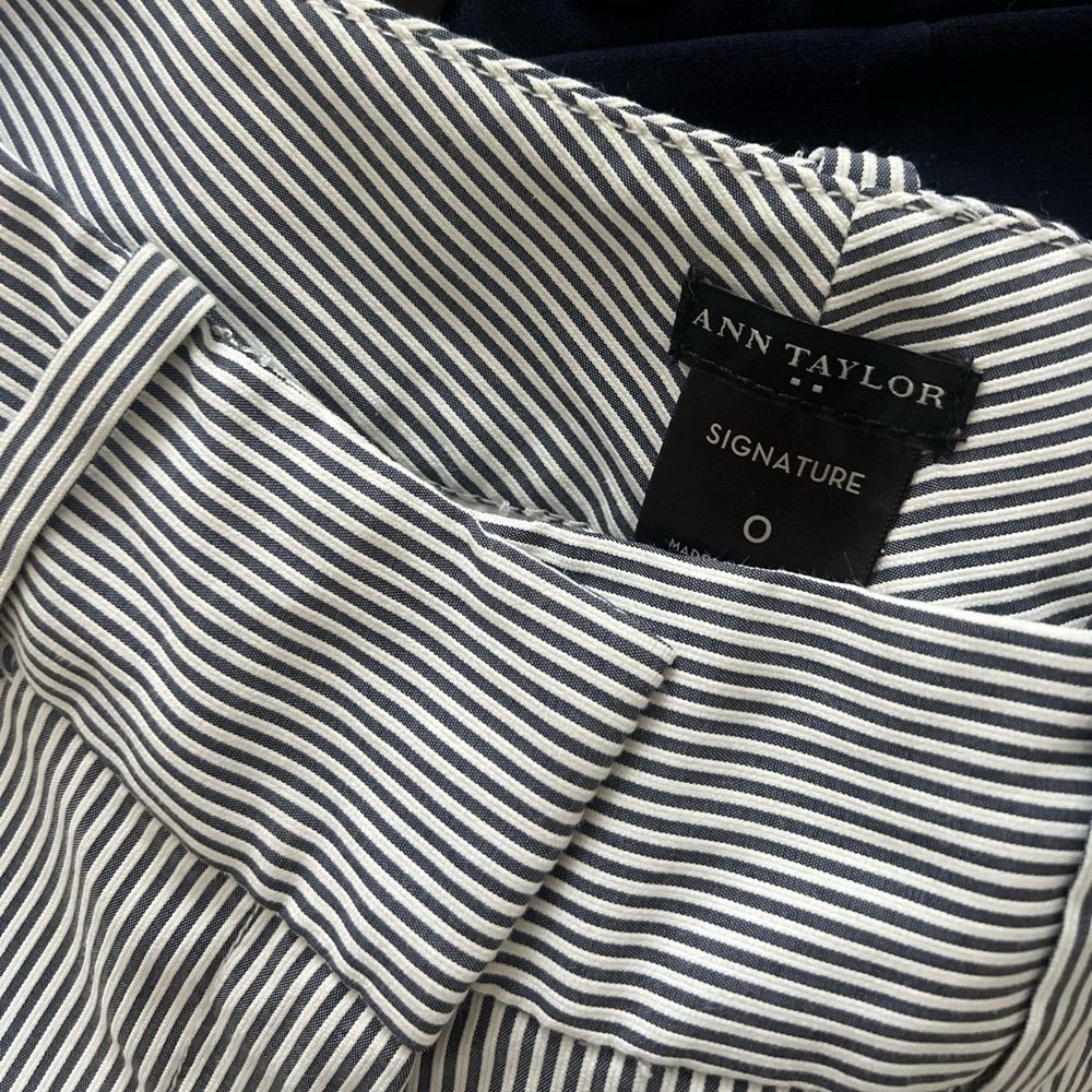 Ann Taylor Signature Seersucker Navy Sailor Bermuda Short Sz 0 - Picture 2 of 4